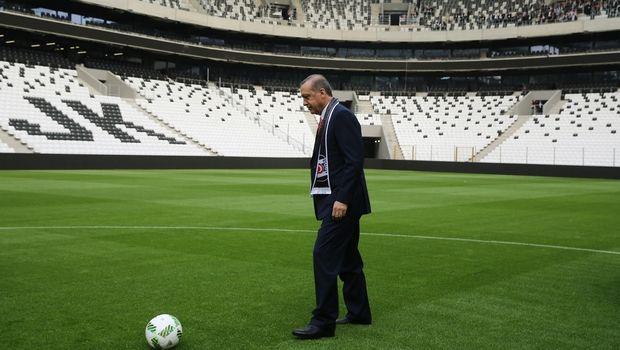 Πολλές τουρκικές ομάδες, ανάμεσα στις οποίες οι Γαλατάσαράι και Μπεσίκτας, αφαιρούν τη λέξη "Arena" από την επίσημη ονομασία των γηπέδων τους κατόπιν διαταγής του προέδρου της χώρας, Ρετζέπ Ταγίπ Ερντογάν