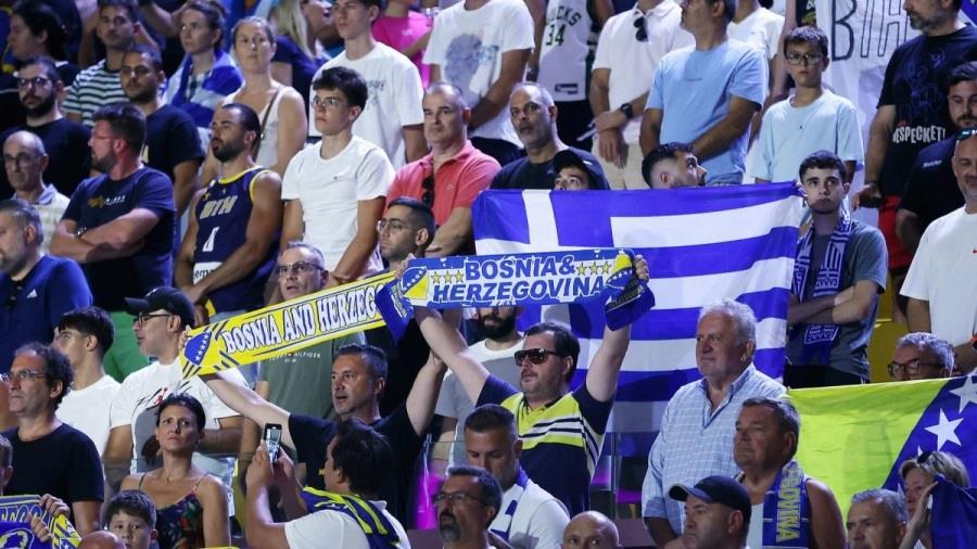 Βόσνιοι επιχείρησαν να αρπάξουν ελληνικές σημαίες, απομακρύνθηκαν από τις δυνάμεις Ασφαλείας Βόσνιοι επιχείρησαν να αρπάξουν ελληνικές σημαίες, απομακρύνθηκαν από τις δυνάμεις Ασφαλείας