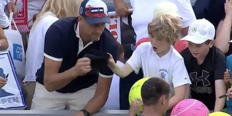 Σάλος στο US Open-Στέλεχος επιχείρησης άρπαξε υπογεγραμμένο καπέλο μέσα από τα χέρια ενός παιδιού Σάλος στο US Open-Στέλεχος επιχείρησης άρπαξε υπογεγραμμένο καπέλο μέσα από τα χέρια ενός παιδιού