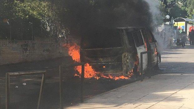 Ένα βαν που μετέφερε έξι φίλους του ΠΑΟΚ στο ΟΑΚΑ έγινε αντιληπτό από οπαδούς της ΑΕΚ και ακολούθησαν συμπλοκές, ενώ πυρπολήθηκε το όχημα
