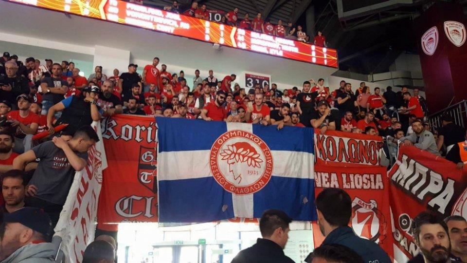 O μικρός τελικός του Final 4 ανάμεσα στη Ρεάλ και την ΤΣΣΚΑ ήταν σε εξέλιξη όταν ένας οπαδός της Φενέρ πήγε να τραβήξει πανό με ελληνική σημαία στη γωνία των οπαδών του Ολυμπιακού!  
