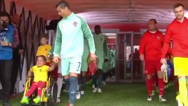 Ο Κριστιάνο Ρονάλντο συνόδευσε στον αγωνιστικό χώρο ένα πανέμορφο κοριτσάκι με κινητικά προβλήματα και κέρδισε το χειροκρότημα του κόσμου. "Ήταν η ωραιότερη μέρα της ζωής μου", δήλωσε αργότερα η μικρή Πωλίνα (VIDEO).
