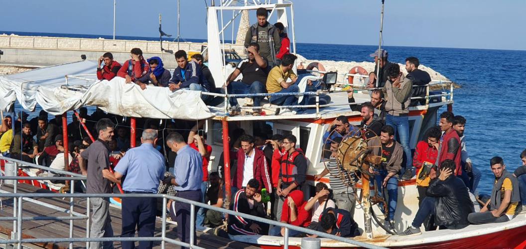 ΠΛΟΙΑΡΙΟ ΜΕ ΜΕΤΑΝΑΣΤΕΣ ΕΝΤΟΠΙΣΤΗΚΕ ΚΑΙ ΟΔΗΓΗΘΗΚΕ ΣΤΟ ΛΙΜΑΝΑΚΙ ΛΑΤΣΙΟΥ