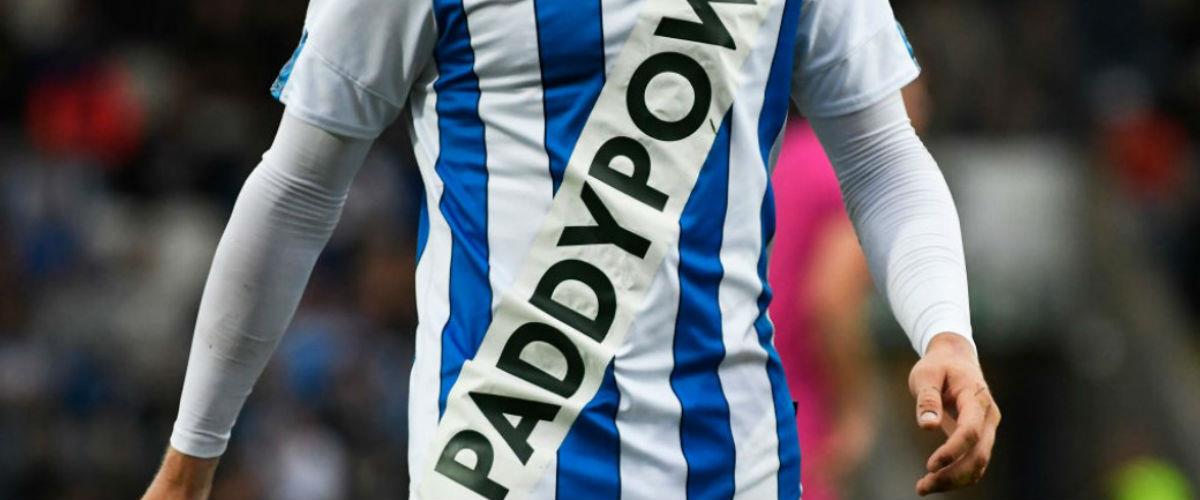 Η Χάντερσφιλντ παρουσίασε την πρώτη της φανέλα, η οποία πιθανόν να αντιτίθεται στους κανονισμούς της αγγλικής ποδοσφαιρικής Ομοσπονδίας