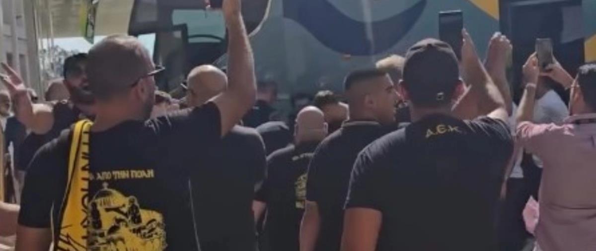 Αποθέωση για την αποστολή της ΑΕΚ Αθηνών στη Λεμεσό Αποθέωση για την αποστολή της ΑΕΚ Αθηνών στη Λεμεσό