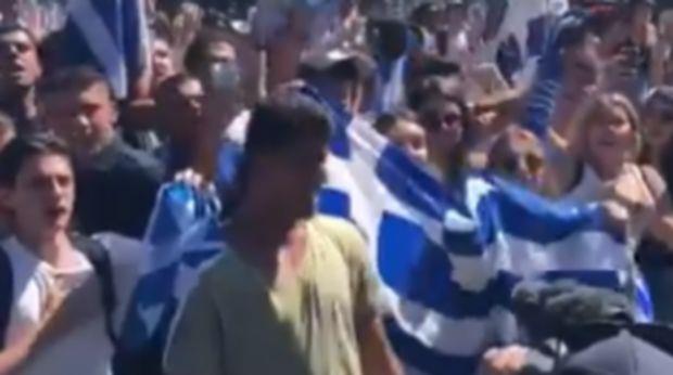 Οι Έλληνες ομογενείς της Αυστραλίας τρελάθηκαν με την πρόκριση του Τσιτσιπά στους "4" του Australian Open, με αποτέλεσμα να ψάλλουν τον εθνικό ύμνο για χάρη του!