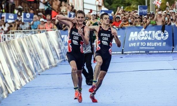 Συγκλονιστικό φινάλε στο World Triathlon Series 2016, με τα αδέρφια Μπράουνλι να τερματίζουν μαζί, χάνοντας μεν τη νίκη, αλλά επιδεικνύοντας πως κάποια πράγματα είναι πιο σημαντικά από μια αθλητική επιτυχία...
