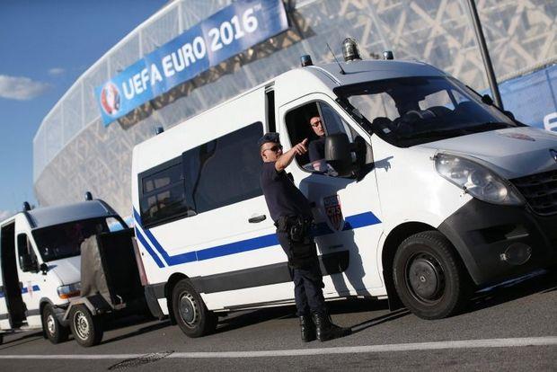 Δέκα Ισπανοί χούλιγκανς συνελήφθησαν στη Νίκαια πριν την αναμέτρηση της "φούρια ρόχα" με την Τουρκία, με τη γαλλική Αστυνομία να ταυτοποιεί ότι έφεραν στο σώμα τους τατουάζ ναζιστικού χαρακτήρα
