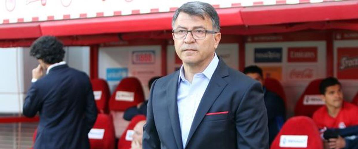 Οι "ερυθρόλευκοι" έχουν βάλει κάτω τα πράγματα στο θέμα του προπονητή και πλέον ο Τάκης Λεμονής ως γνώστης των κόκκινων αποδυτηρίων, παίζει πολύ σοβαρά για να αντικαταστήσει τον Μπέσνικ Χάσι όχι μόνο για την Γιουβέντους, αλλά έως το τέλος της σεζόν. 