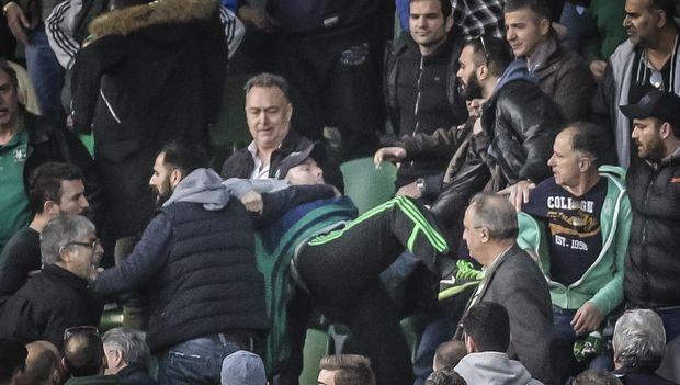 Στα τελευταία λεπτά του αγώνα στην Λεωφόρο έπεσε ξύλο ανάμεσα σε φίλους του Παναθηναϊκού στα επίσημα μετά τα συνθήματα εις βάρος της οικογένειας Βαρδινογιάννη