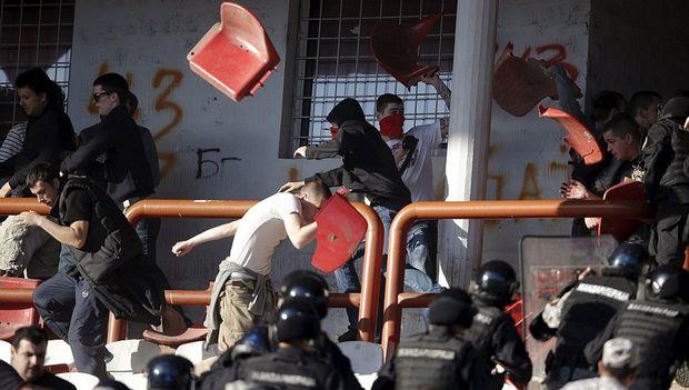 Ο κύκλος της βίας στο σέρβικο ποδόσφαιρο συνεχίζεται, αφού το ξημερώματα του Σαββάτου ένας οπαδός έχασε τη ζωή του μετά από συμπλοκές που έλαβαν χώρα στο Τσάτσακ.
