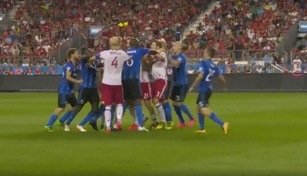 Άναψαν τα αίματα στο παιχνίδι του Toronto με την Montreal Impact με αποτέλεσμα μία αποβολή και μερικές... ψιλές. Δείτε το βίντεο.
