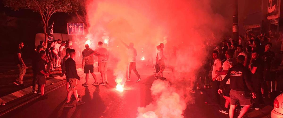 Αποθέωσαν τους ποδοσφαιριστές και ζήτησαν την κατάκτηση του κυπέλλου οι οργανωμένοι οπαδοί του Απόλλωνα