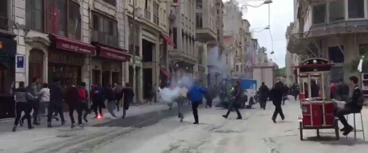 Ένας οπαδός του Ολυμπιακού μαχαιρώθηκε και άλλος ένας χτυπήθηκε σε επεισόδια που έγιναν με Τούρκους οπαδούς κοντά στην πλατεία Ταξίμ