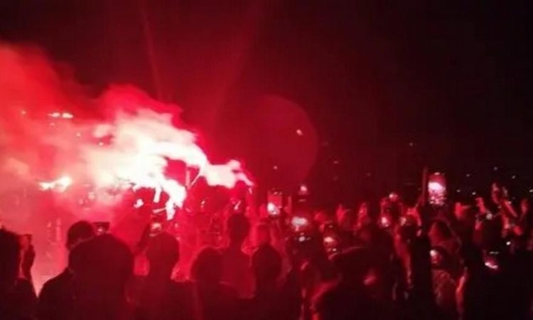 ΒΙΝΤΕΟ: Χιλιάδες φίλοι του ΟΦΗ έκαναν τη νύχτα μέρα στο λιμάνι του Ηρακλείου με προορισμό την Αθήνα