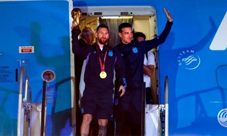 messi-scaloni-llegada-avion_131023