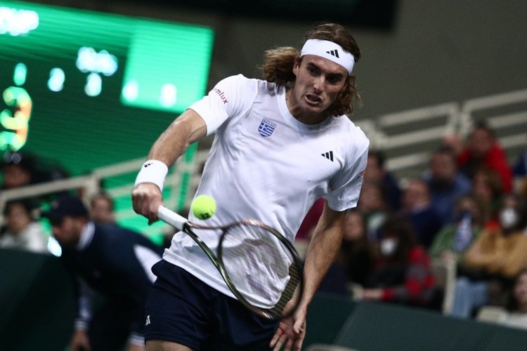 tsitsipas-backhand