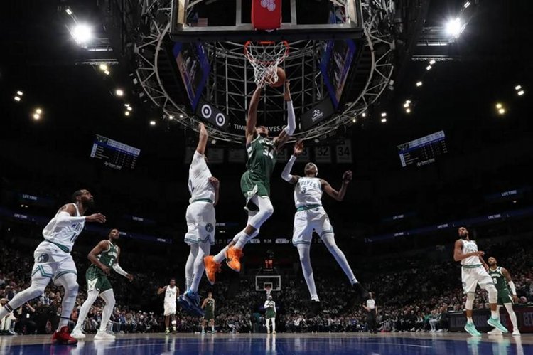 giannis-wolves_082419